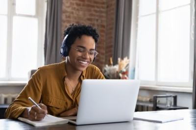 Virtual Classroom vs Traditional Learning: Which One Wins in 2025?