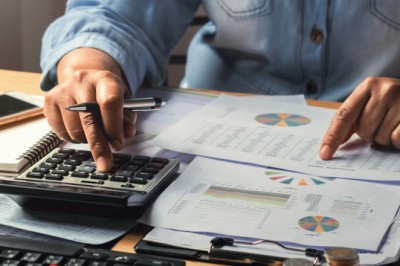 Outsourced bookkeeping vs in-house: what’s best for your business