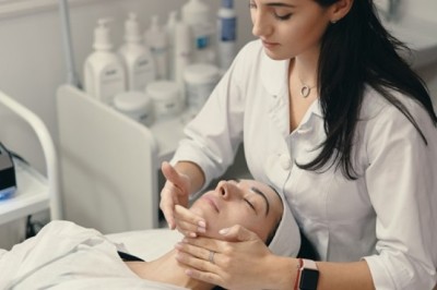 أفضل طرق تبييض البشرة بسرعة وأمان للحصول على إشراقة طبيعية